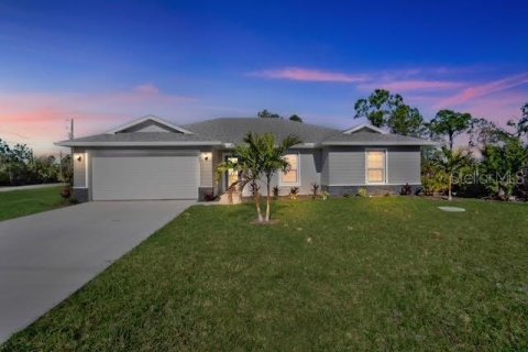 House in Port Charlotte, Florida 4 bedrooms, 168.8 sq.m. № 1884154 - photo 1