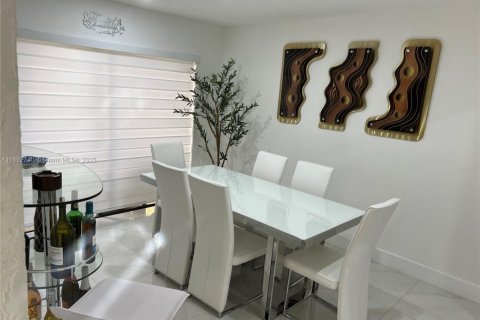 Copropriété à louer à Miami, Floride: 2 chambres, 125.51 m2 № 1946465 - photo 6