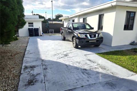 Villa ou maison à louer à Miami, Floride: 2 chambres, 67.35 m2 № 2010865 - photo 2