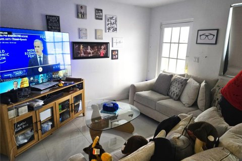 Villa ou maison à louer à Miami, Floride: 2 chambres, 67.35 m2 № 2010865 - photo 4