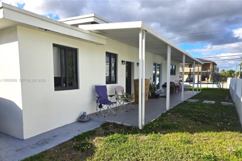 Villa ou maison à louer à Miami, Floride: 2 chambres, 67.35 m2 № 2010865 - photo 1