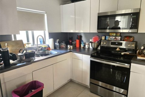 Villa ou maison à louer à Miami, Floride: 2 chambres, 67.35 m2 № 2010865 - photo 3