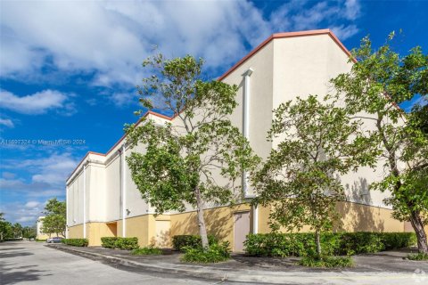 Commercial property in Hialeah, Florida № 1877640 - photo 5