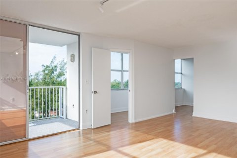 Condo in Miami, Florida, 2 bedrooms  № 1944134 - photo 6