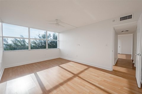Condo in Miami, Florida, 2 bedrooms  № 1944134 - photo 18
