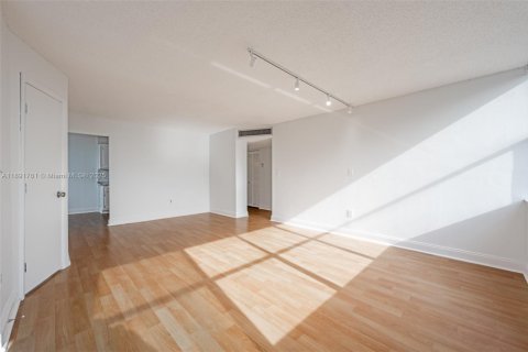 Condo in Miami, Florida, 2 bedrooms  № 1944134 - photo 3