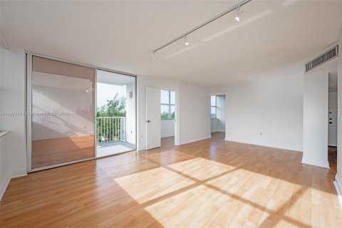 Condo in Miami, Florida, 2 bedrooms  № 1944134 - photo 4
