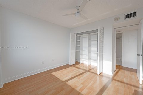 Condo in Miami, Florida, 2 bedrooms  № 1944134 - photo 15