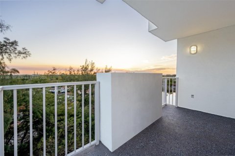 Condo in Miami, Florida, 2 bedrooms  № 1944134 - photo 22