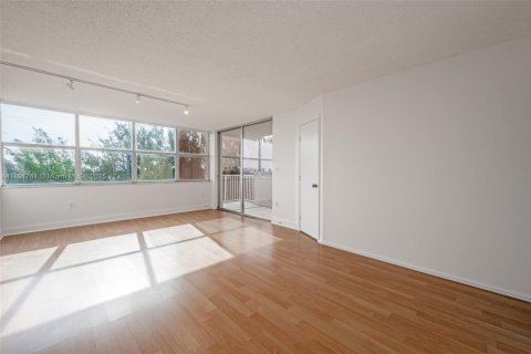 Condo in Miami, Florida, 2 bedrooms  № 1944134 - photo 1