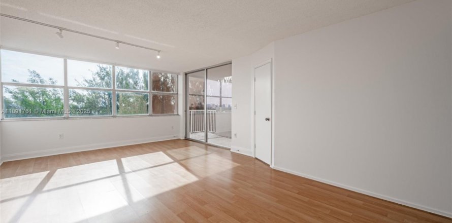 Condo in Miami, Florida, 2 bedrooms № 1944134