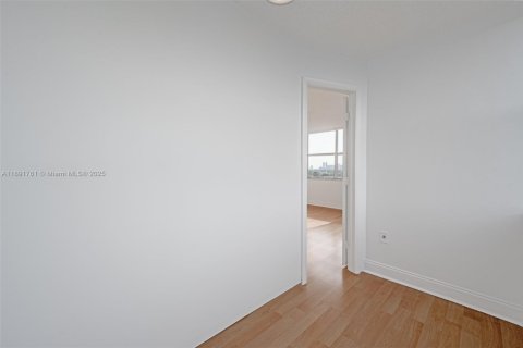 Condo in Miami, Florida, 2 bedrooms  № 1944134 - photo 9