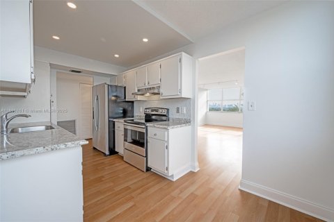 Condo in Miami, Florida, 2 bedrooms  № 1944134 - photo 10
