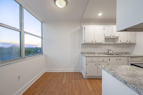 Condo in Miami, Florida, 2 bedrooms  № 1944134 - photo 12