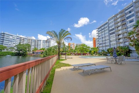 Condo in Miami, Florida, 2 bedrooms  № 1944134 - photo 29