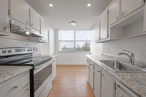 Condo in Miami, Florida, 2 bedrooms  № 1944134 - photo 11
