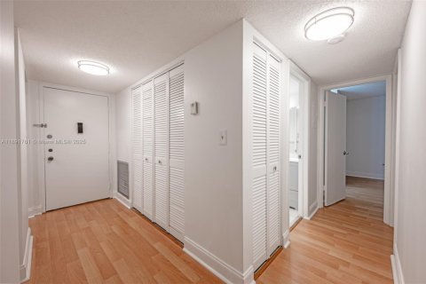 Condo in Miami, Florida, 2 bedrooms  № 1944134 - photo 13