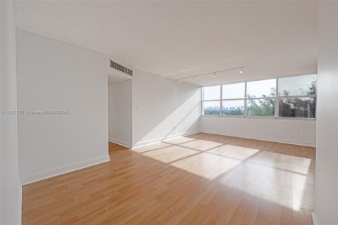 Condo in Miami, Florida, 2 bedrooms  № 1944134 - photo 2
