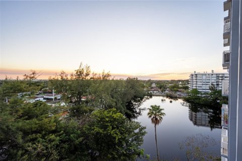 Condo in Miami, Florida, 2 bedrooms  № 1944134 - photo 23