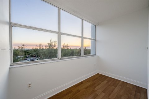 Condo in Miami, Florida, 2 bedrooms  № 1944134 - photo 7
