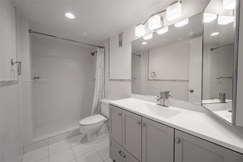 Condo in Miami, Florida, 2 bedrooms  № 1944134 - photo 16