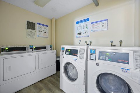 Condo in Miami, Florida, 2 bedrooms  № 1944134 - photo 25