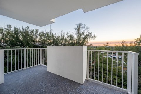 Condo in Miami, Florida, 2 bedrooms  № 1944134 - photo 21