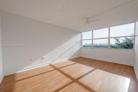 Condo in Miami, Florida, 2 bedrooms  № 1944134 - photo 17