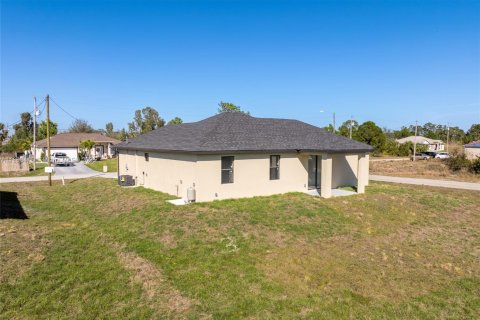 House in Lehigh Acres, Florida 3 bedrooms № 1889847 - photo 28