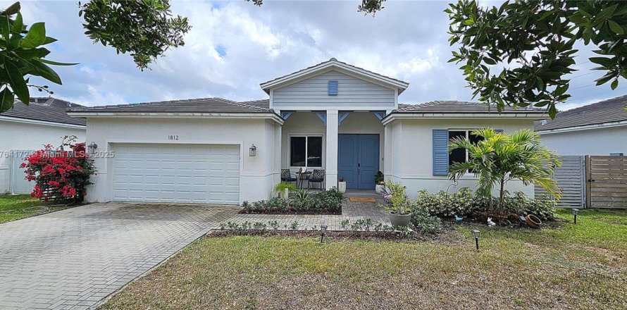 House in Homestead, Florida 4 bedrooms, 213.68 sq.m. № 1867383