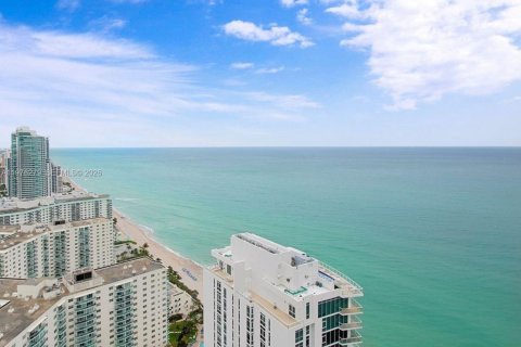 Кондоминиум с 2 спальнями в Холливуд, Флорида № 2042820