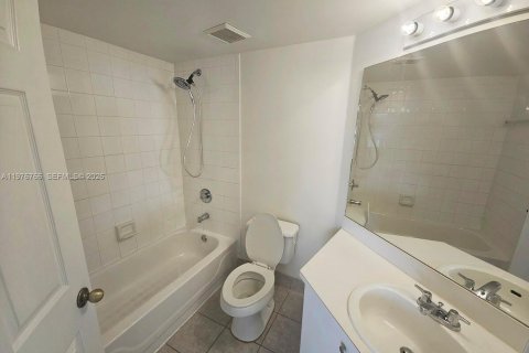 Condo in Fort Lauderdale, Florida, 2 bedrooms  № 2040568 - photo 11