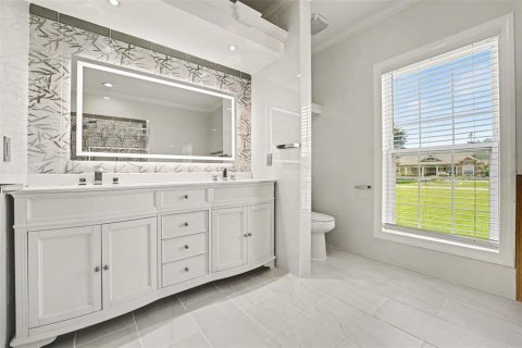 House in Auburndale, Florida 4 bedrooms, 256.32 sq.m. № 2207082 - photo 19