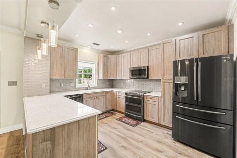 House in Auburndale, Florida 4 bedrooms, 256.32 sq.m. № 2207082 - photo 6