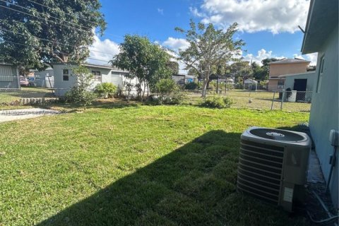 House in Pompano Beach, Florida 3 bedrooms, 88.26 sq.m. № 2008564 - photo 30