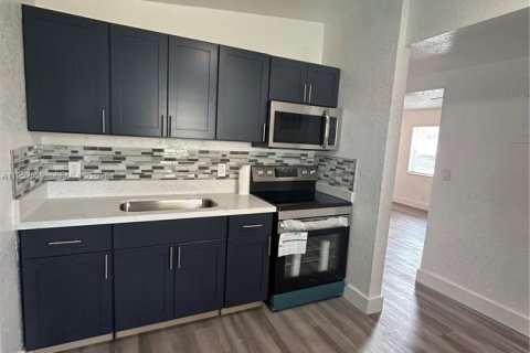 House in Pompano Beach, Florida 3 bedrooms, 88.26 sq.m. № 2008564 - photo 12