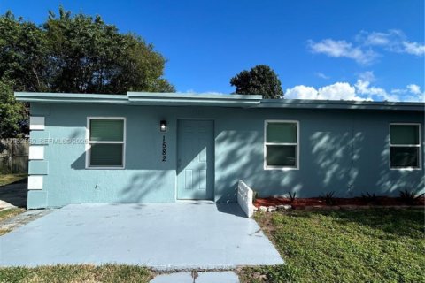 House in Pompano Beach, Florida 3 bedrooms, 88.26 sq.m. № 2008564 - photo 4