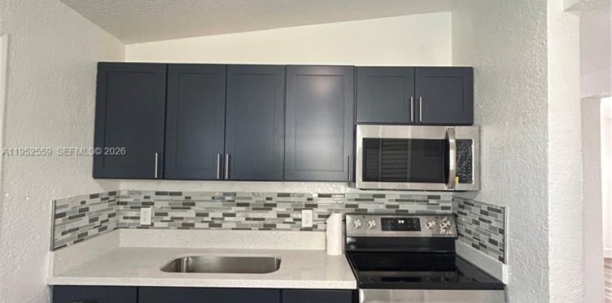 House in Pompano Beach, Florida 3 bedrooms, 88.26 sq.m. № 2008564