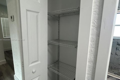 House in Pompano Beach, Florida 3 bedrooms, 88.26 sq.m. № 2008564 - photo 15