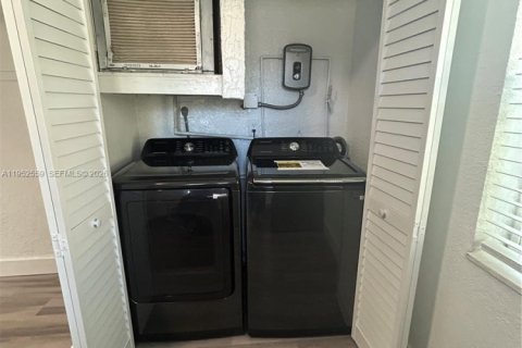 House in Pompano Beach, Florida 3 bedrooms, 88.26 sq.m. № 2008564 - photo 14