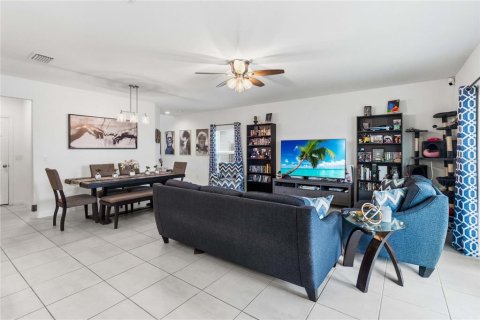 House in Davenport, Florida 4 bedrooms, 226.68 sq.m. № 2097450 - photo 12