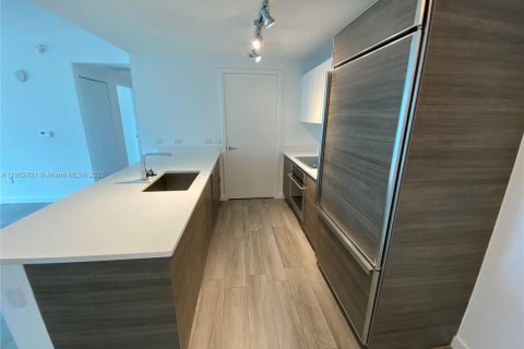 Condo in Miami, Florida, 1 bedroom  № 1953849 - photo 2