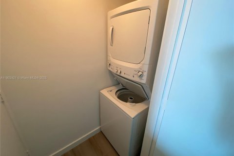 Condo in Miami, Florida, 1 bedroom  № 1953849 - photo 10