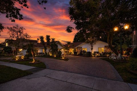 Villa ou maison à Belle Isle, Floride 4 chambres, 261.33 m2 № 2348271