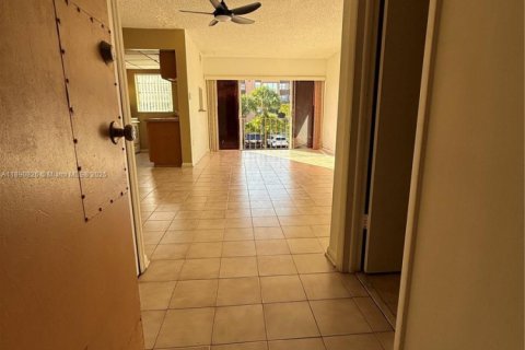 Condo in Miami, Florida, 2 bedrooms № 1944335 - photo 4