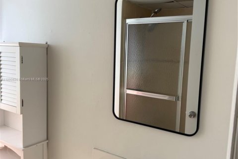 Condo in Miami, Florida, 2 bedrooms № 1944335 - photo 12