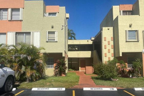 Condo in Miami, Florida, 2 bedrooms № 1944335 - photo 2