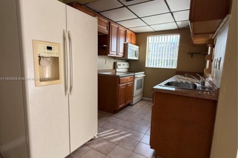 Condo in Miami, Florida, 2 bedrooms № 1944335 - photo 7