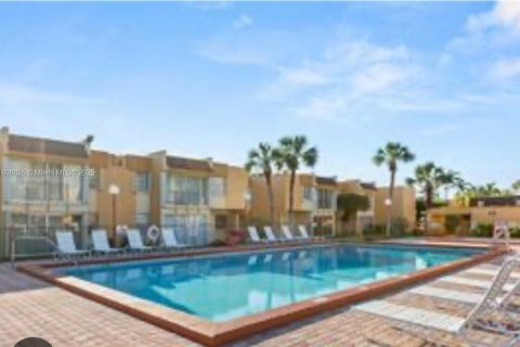 Condo in Miami, Florida, 2 bedrooms № 1944335 - photo 3