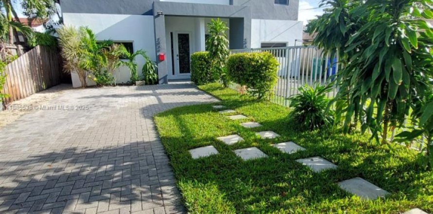 Adosado en Miami, Florida 3 dormitorios, 259.01 m2 № 1932604
